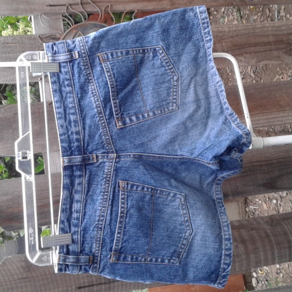 Woman's jean shorts good condition size 7 canyon River blues leg in scene 3 in